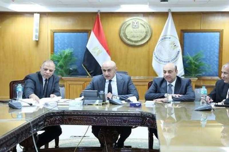 تحويل الطالب الذي يغش أثناء الامتحان إلى لجنة خاصة لاستكمال الامتحانات