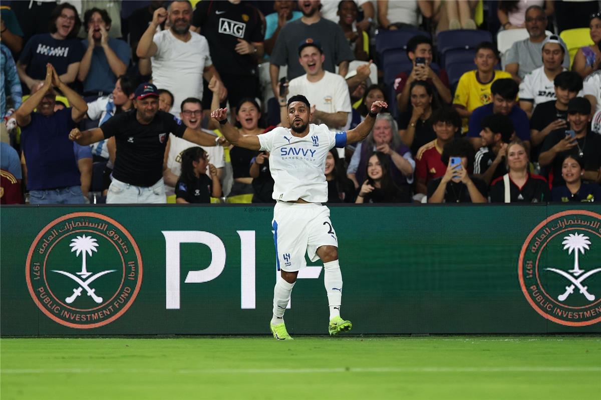 فيديو | “لوب”.. سالم الدوسري يسجل هدف الهلال الأول أمام باتشوكا