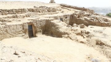 عاجل| السياحة والآثار تعلن عن كشف أثري جديد لثلاثة مقابر بجبانة في أسوان (صور)