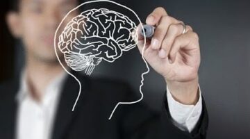 ما سر الضوء الخافت المُشع من العقل البشري أثناء التفكير؟