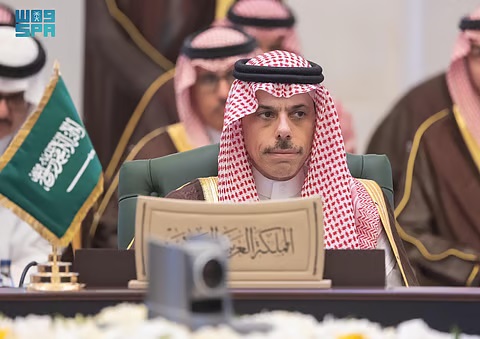 الوزاري الخليجي يدعو لإنهاء حرب غزة وانسحاب إسرائيل ويدعم سوريا ويدين الاعتداءات الاسرائيلية عليها ويشيد بـ”الجهود المكثّفة” لقطر ومصر والولايات المتحدة للوصول إلى اتفاق شامل لوقف إطلاق النار