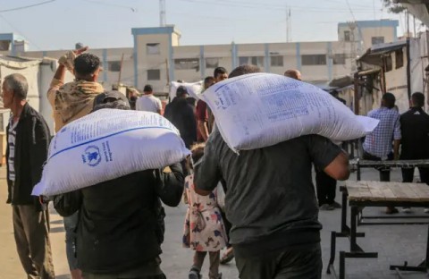 مجزرة جديدة بحق الجوعى.. استشهاد 24 فلسطينيًا أثناء محاولتهم الحصول على غذاء من أحد مراكز توزيع “المساعدات” جنوبي غزة