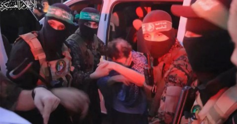 إعلام عبري: إسرائيل تخشى وقوع الأسرى بأيدي جهات يصعب التفاوض معها حال انهيار حركة حماس أو أن يقرر عناصر في قيادتها الانفصال عن الحركة، أخذ الرهائن معهم كورقة مساومة