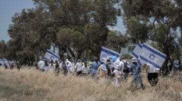 مستوطنون يهاجمون قرية فلسطينية برام الله ويضرمون النار بممتلكات