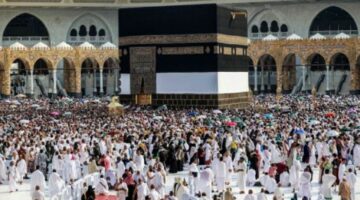 أكثر من مليون ونصف مسلم يبدأون مناسك الحج وسط حرارة عالية وإجراءات مشددة