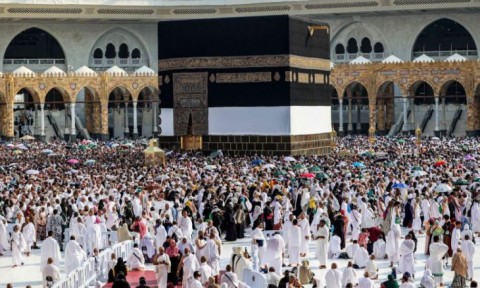 أكثر من مليون ونصف مسلم يبدأون مناسك الحج وسط حرارة عالية وإجراءات مشددة