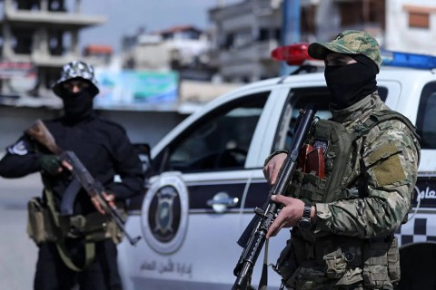 مقتل 8 مدنيين بينهم نساء من الطائفة “العلوية” بإطلاق نار مباشر عليهم من عناصر أمن على أحد الحواجز وسط سوريا