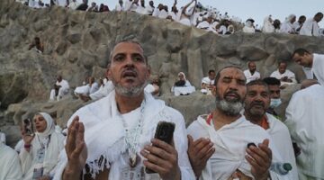 الحجّاج يؤدون الركن الأعظم للحجّ على جبل عرفات تحت شمس حارقة