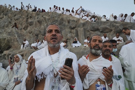 الحجّاج يؤدون الركن الأعظم للحجّ على جبل عرفات تحت شمس حارقة