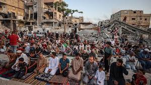 بين الأنقاض وحنين الذكريات… الغزيّون يستقبلون العيد بلا احتفالات