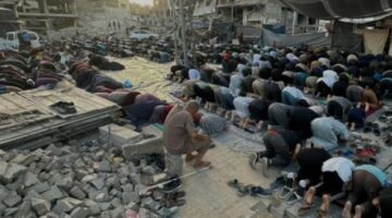 استشهاد 19 فلسطينيا منذ فجر أول أيام عيد الأضحى بسلسلة غارات جوية وقصف مدفعي على مناطق عدة بقطاع غزة.. والغزيون يؤدون صلاة العيد على أنقاض بيوتهم ومساجدهم.. والاحتلال  يصدر إنذارا بإخلاء مناطق في المدينة