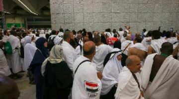 الحجاج يؤدون رمي الجمرات في أول أيام عيد الأضحى