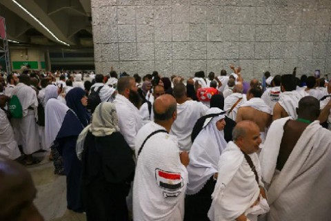 الحجاج يؤدون رمي الجمرات في أول أيام عيد الأضحى