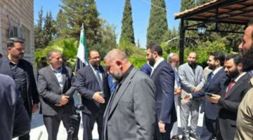 لماذا انفرد الشرع بـ”سجّادة صلاة” وما الذي يمنعه من صلاة العيد “خارج أسوار قصر الشعب”؟ هل تحوّل سورية إلى “تريند” يخدمها وهل طلب الجولاني “الإذن” من إسرائيل لزيارة درعا اليوم وهل “بدأت المُقاومة السورية” المعركة ضدّه؟