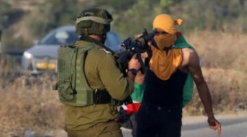 استشهاد فلسطيني وإصابة إثنين آخرين برصاص الجيش الإسرائيلي قرب مدينة الخليل جنوبي الضفة الغربية.. (صورة)