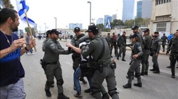 الشرطة الإسرائيلية تعتدي على محتجين في تل أبيب يطالبون بعودة الأسرى