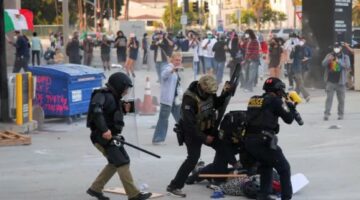 التوتر يشتعل في أمريكا.. مواجهات عنيفة بين الشرطة ومتظاهرين معارضين للمداهمات ضد المهاجرين وترامب يلوح باستخدام القوة