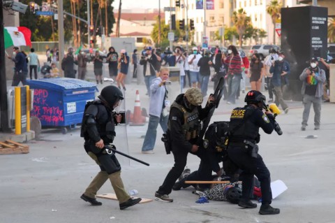 التوتر يشتعل في أمريكا.. مواجهات عنيفة بين الشرطة ومتظاهرين معارضين للمداهمات ضد المهاجرين وترامب يلوح باستخدام القوة