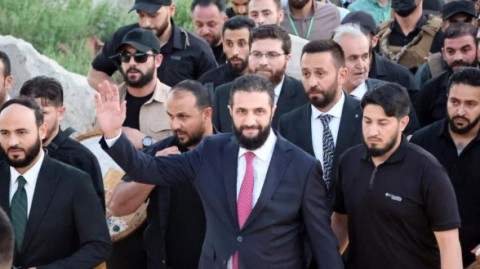 في لقاء عن دور المرأة في المجتمع.. الشرع يكشف عن “حمامة” أعطت إشارة لأمه حول حياته وكيف زوجته رفضت المغادرة وعاشت معه بظروف صعبة استمرت لسنوات