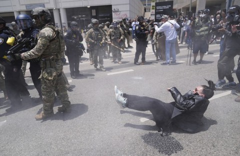 ترامب يوجه وزيري الأمن الداخلي والدفاع باتخاذ الإجراءات لـ”تحرير لوس أنجلوس من غزو المهاجرين”