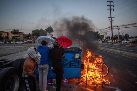 مواجهات عنيفة بين متظاهرين والشرطة الأمريكية في لوس انجليس وترامب يُشعل الجدل بقرار نشر قوات الحرس الوطني.. (صور)
