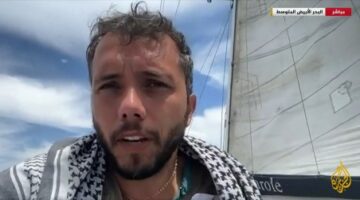 أحد ناشطي السفينة “مادلين” يشرع بالإضراب عن الطعام