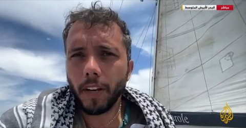 أحد ناشطي السفينة “مادلين” يشرع بالإضراب عن الطعام
