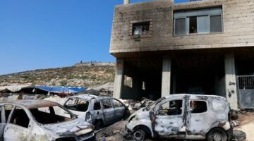الضفة.. مستوطنون يهاجمون منازل وممتلكات فلسطينية في بلدة بيتا