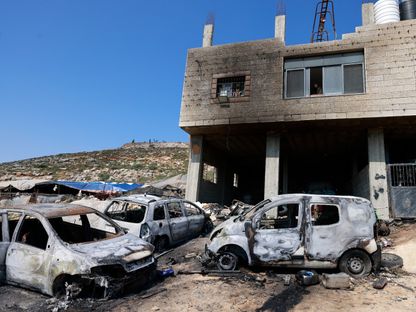 الضفة.. مستوطنون يهاجمون منازل وممتلكات فلسطينية في بلدة بيتا