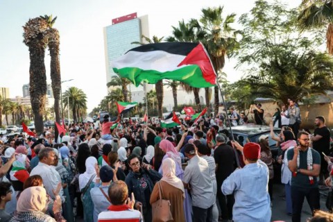 قافلة المساعدات المغاربية على مشارف مدينة مصراتة وتناشد مصر تسهيل مرورها إلى مدينة رفح المتاخمة لحدود غزة.. وتوقيف أكثر من 200 ناشط أجنبي في القاهرة قبيل انطلاق المسيرة