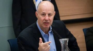 إسرائيل تقول أنها “لا تخطط” في هذه المرحلة لاغتيال القادة السياسيين الإيرانيين بما فيهم خامنئي