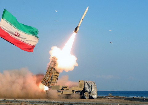 طهران تعلن إسقاط 3 مسيرات إسرائيلية في محافظة قم.. وتفعيل الدفاعات الجوية في محيط ميناء بندر عباس بجنوب إيران