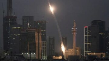 دفعة جديدة من الصواريخ الإيرانية تتساقط على إسرائيل.. وجيش الاحتلال يشن غارات عنيفة على مناطق متفرقة في إيران