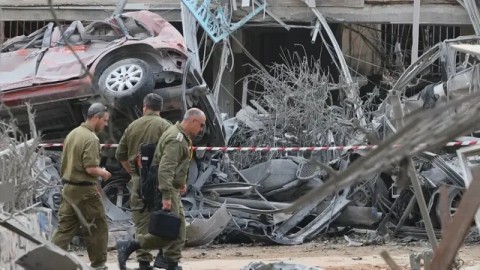 إيران تشن ضربة صاروخية جديدة على إسرائيل بالصواريخ والمسيرات و”تل أبيب” تُقر بتدمير 24 مبنى وإجلاء 2775 إسرائيليا.. وحاملة طائرات أميركية تتوجه إلى الشرق الأوسط
