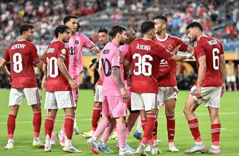 مفاجأة.. لاعبو الأهلي تعرضوا للضرب والشتم من قبل ميسي وزملائه
