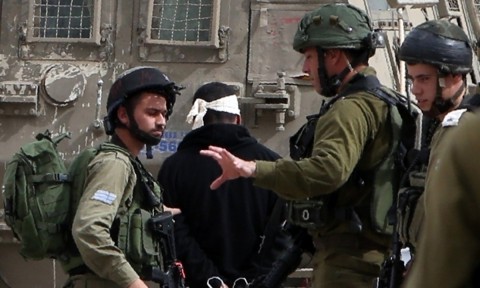 الجيش الإسرائيلي يعتقل 60 فلسطينيا بالضفة الغربية