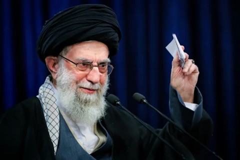 خامنئي: إيران “لن تستسلم أبدا” للضغوط وعلى أمريكا أن تعلم أن أي تدخّل عسكري من جانبهم سيؤدي إلى أضرار لا تعوَّض