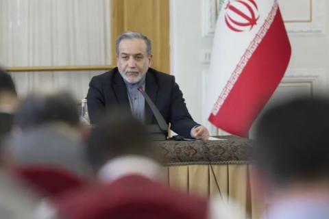إيران ملتزمة بالدبلوماسية وتتصرف “دفاعا عن النفس” ضد إسرائيل وتنفي إرسال وفد للخارج وتؤكد: لا نستسلم ولا نتفاوض تحت الإكراه ويجب وقف الهجمات الإسرائيلية قبل استئناف اي محادثات