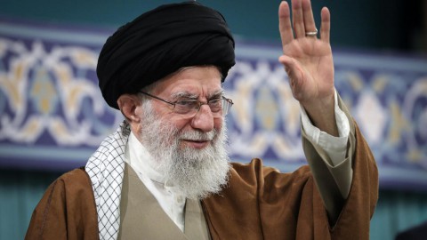روسيا تُحذر إسرائيل من تنفيذ مُخطط اغتيال خامنئي.. وطهران تنفي فتح باب التفاوض مع واشنطن حول النووي في ظل الحرب