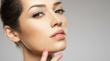 الفرق بين مكياج البشرة البيضاء والسمراء: دليلك لاختيار الألوان والخطوات المناسبة لكل لون بشرة
