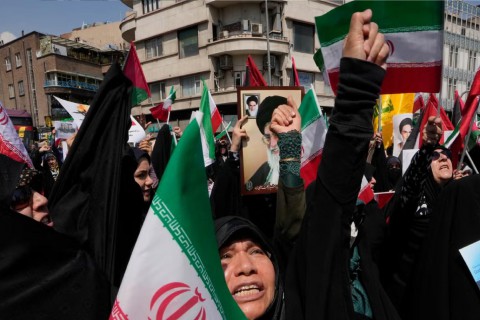 آلاف الإيرانيين يتظاهرون في طهران تنديدا بالهجمات الإسرائيلية