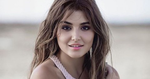 هل تسببت مشاهد هاندا ارتشيل الجريئة في مسلسل “تذكر الحب” بانفصالها عن هاكان سابانجي؟
