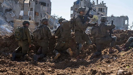 إبادة غزة.. الجيش الإسرائيلي يخطر الفلسطينيين بإخلاء مركز خان يونس قبل مهاجمتها بداعي أنها “منطقة قتال خطيرة”