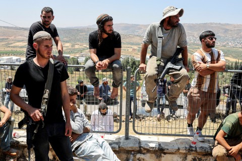 اربعة شهداء فلسطينيين و7 إصابات برصاص الجيش وهجوم مستوطنين متطرفين على بلدة “كفر مالك” واليامون وسط الضفة الغربية.. المعارضة الاسرائيلية تعتبرها “مجزرة يهودية عنيفة” والسلطة الفلسطينية تتهم حكومة إسرائيل