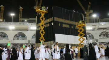 السعودية تستبدل كسوة الكعبة المشرفة مع حلول العام الهجري الجديد