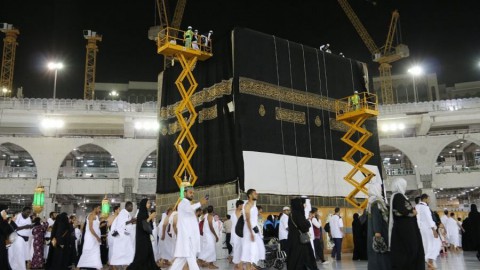 السعودية تستبدل كسوة الكعبة المشرفة مع حلول العام الهجري الجديد