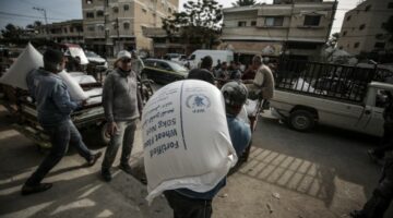 خشية نهبها.. عشائر غزة تؤمن مساعدات وصلت لبرنامج الأغذية العالمي