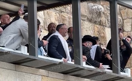 بن غفير يسمح للمستوطنين بالرقص والغناء أثناء اقتحام المسجد الأقصى