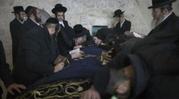 الضفة.. مواجهات بين فلسطينيين ومستوطنين اقتحموا “قبر يوسف” بنابلس