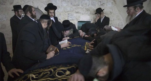 الضفة.. مواجهات بين فلسطينيين ومستوطنين اقتحموا “قبر يوسف” بنابلس